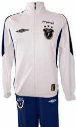 Esse conjunto contém a blusa e a calça na cor branca e azul marinho. O tecido é 100% poliéster.