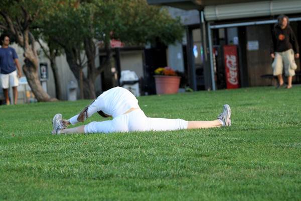 Alongamento solitário no gramado. (tonydude919/flickr)