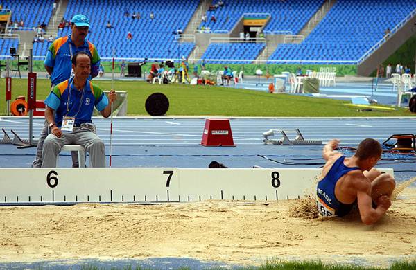 Atleta salta durante prova de decatlo. (Wilson Dias/ABr)