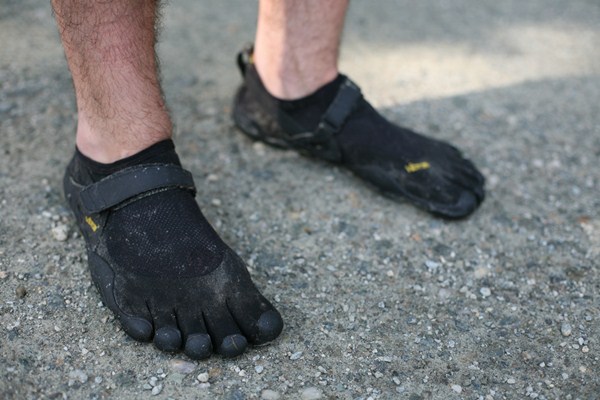 Detalhe do calçado Fivefingers para corrida.