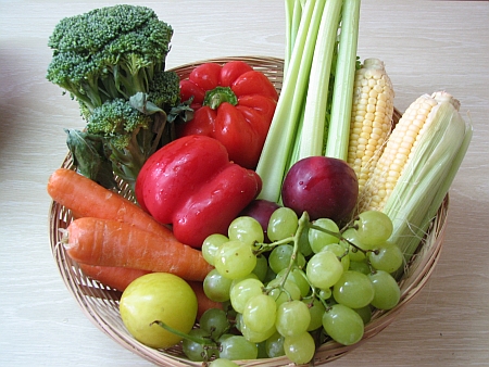 Frutas, vegetais e legumes devem ser a base de uma alimentação com saúde. (foto: Gilabrand/CC)