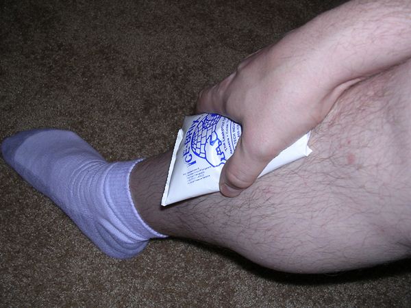Aplicação de gelo na canela para prevenção de lesões. (mattfred/flickr)