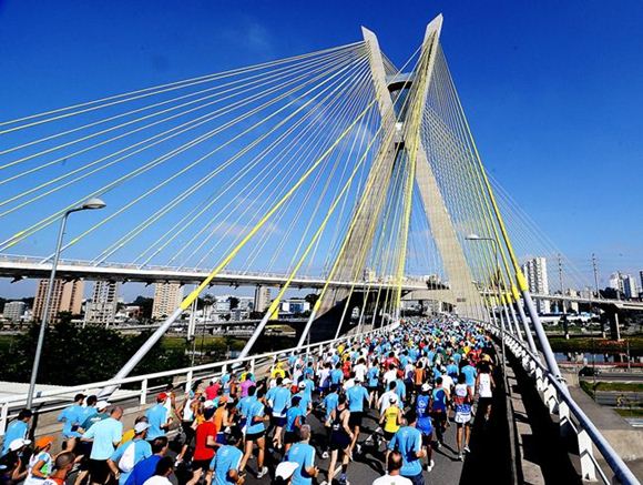 Corredores passam pela ponte Estaiada na  Maratona de São Paulo 2010. (Sérgio Shibuya / ZDL)