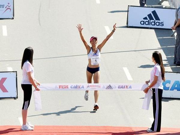 Chegada da prova feminina, Marizete Moreiro vence a Maratona de São Paulo 2010. (Sérgio Shibuya / ZDL)