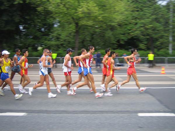 20Km de marcha atlética, Mundial de Helsinki/2005. Detalhe para o atleta ponteiro, dois pés no ar.