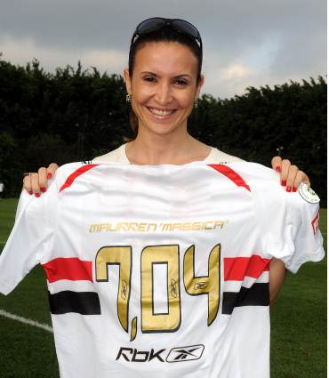 Maurren Maggi apresenta sua nova camisa do São Paulo FC. (reprodução/site SPFC)