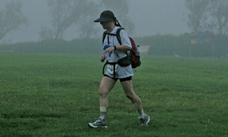Chuva durante a Ultramaratona Brazil 135. Monica completou a prova em 67 horas. ( Wouter Kingma/Divulgação )