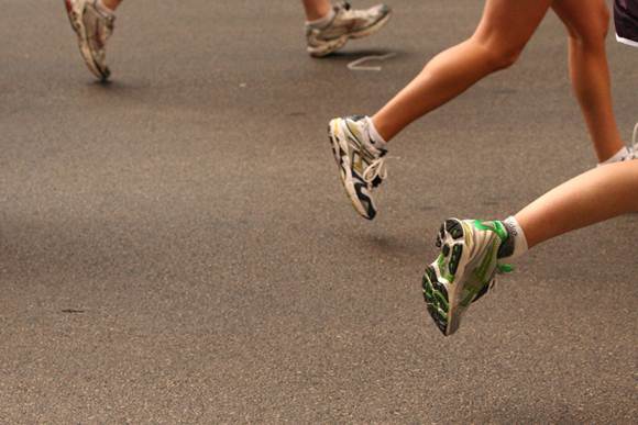 Panturrilhas fortes melhoram sua corrida. (jordanfischer/flickr)