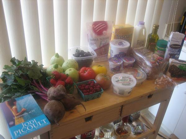 Mesa com alimentos: frutas, legumes, queijo, pão integral. (Betsssssy/flickr)